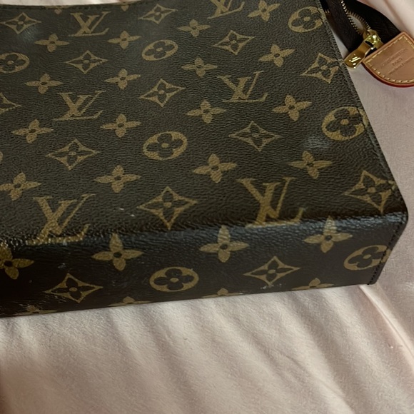 Louis Vuitton Toiletry Pouch 26 - Picture 4 of 12